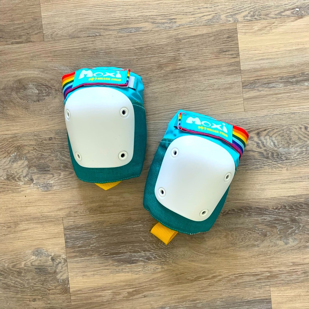 Brand new Moxi Skates knee pads! Size S/M